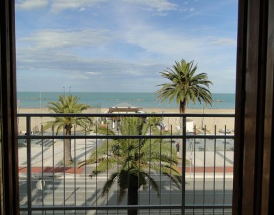 Attico fronte mare in centro – Lungomare Roma – 42133