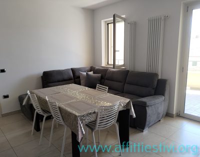 Bellissimo bilocale in centro a soli 150 mt. dal mare 1° piano – via Milli –
