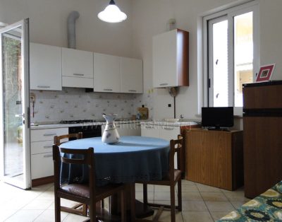 appartamento bilocale a piano terra 400 mt dal mare – via Manzoni – 43272