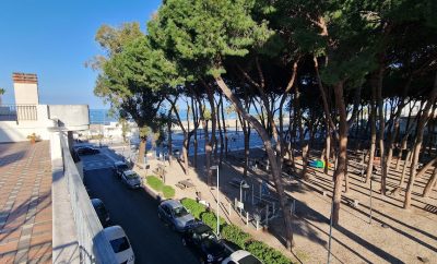Appartamento fronte mare in palazzina centrale posta davanti al mare – La Pineta – 45345