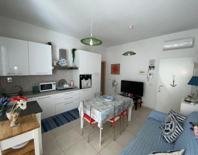 Appartamento al piano terra a 30 mt. dal mare. Via Makarska